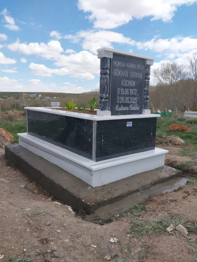 2 Katlı Siyah Beyaz Granit Mezar
